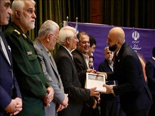 دو تندیس جشنواره سلام به مدیر روابط عمومی فولاد خوزستان اهدا شد
